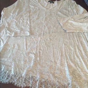 Quarter sleeve plus size t shirt w/ lace at bottom